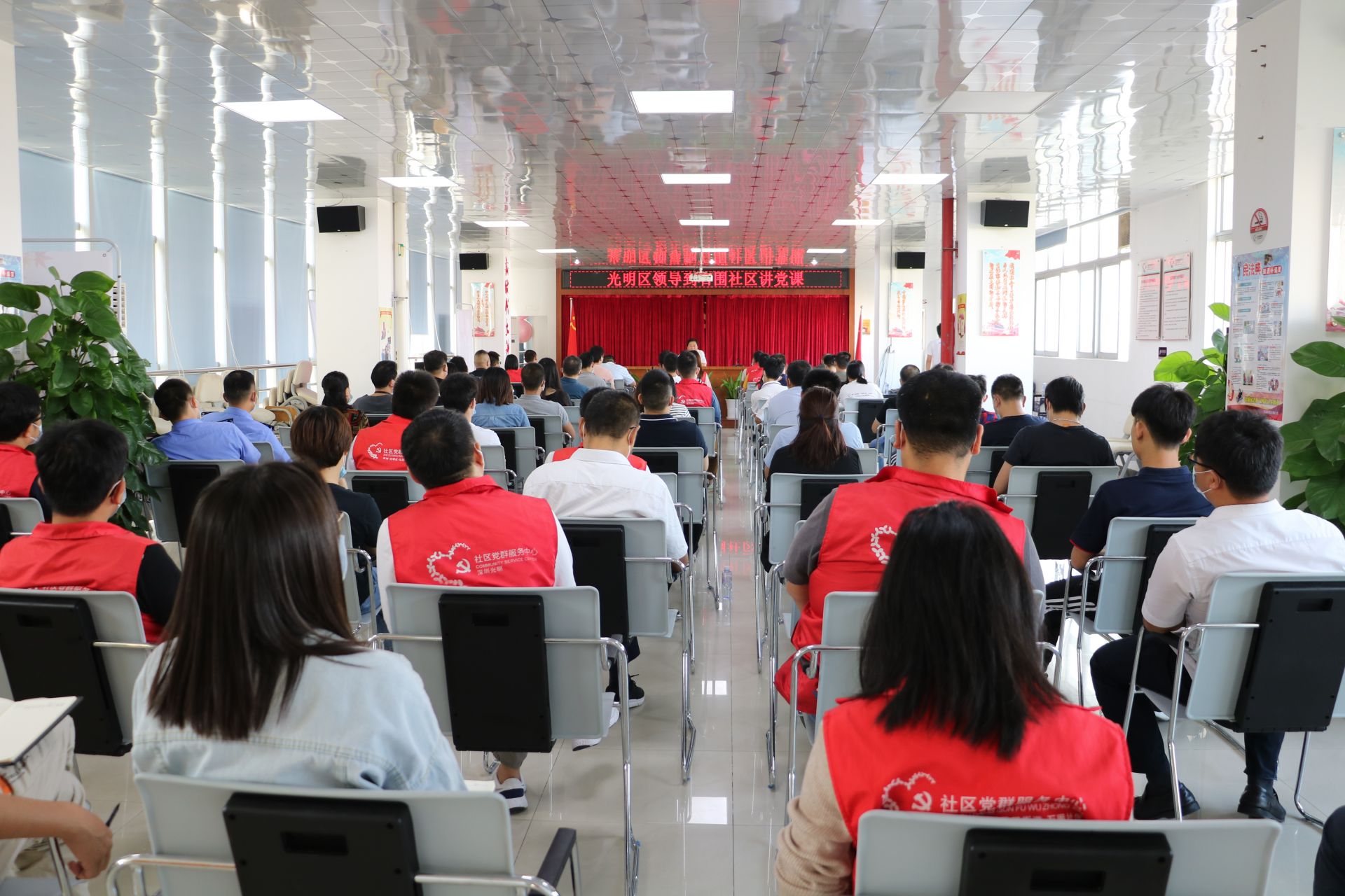 光明区政协副主席主动前往挂点石围社区讲党课  
