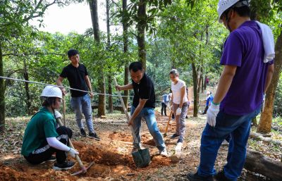 深圳40余名志愿者在公园挥锄修筑一条“我们自己的路”