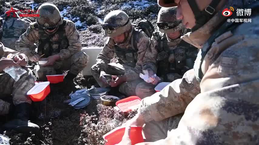 海拔4500米的边防官兵吃到了自热火锅，暖胃也暖心！