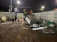 发生了什么？这辆车冲入工地后四脚朝天“躺在”地上