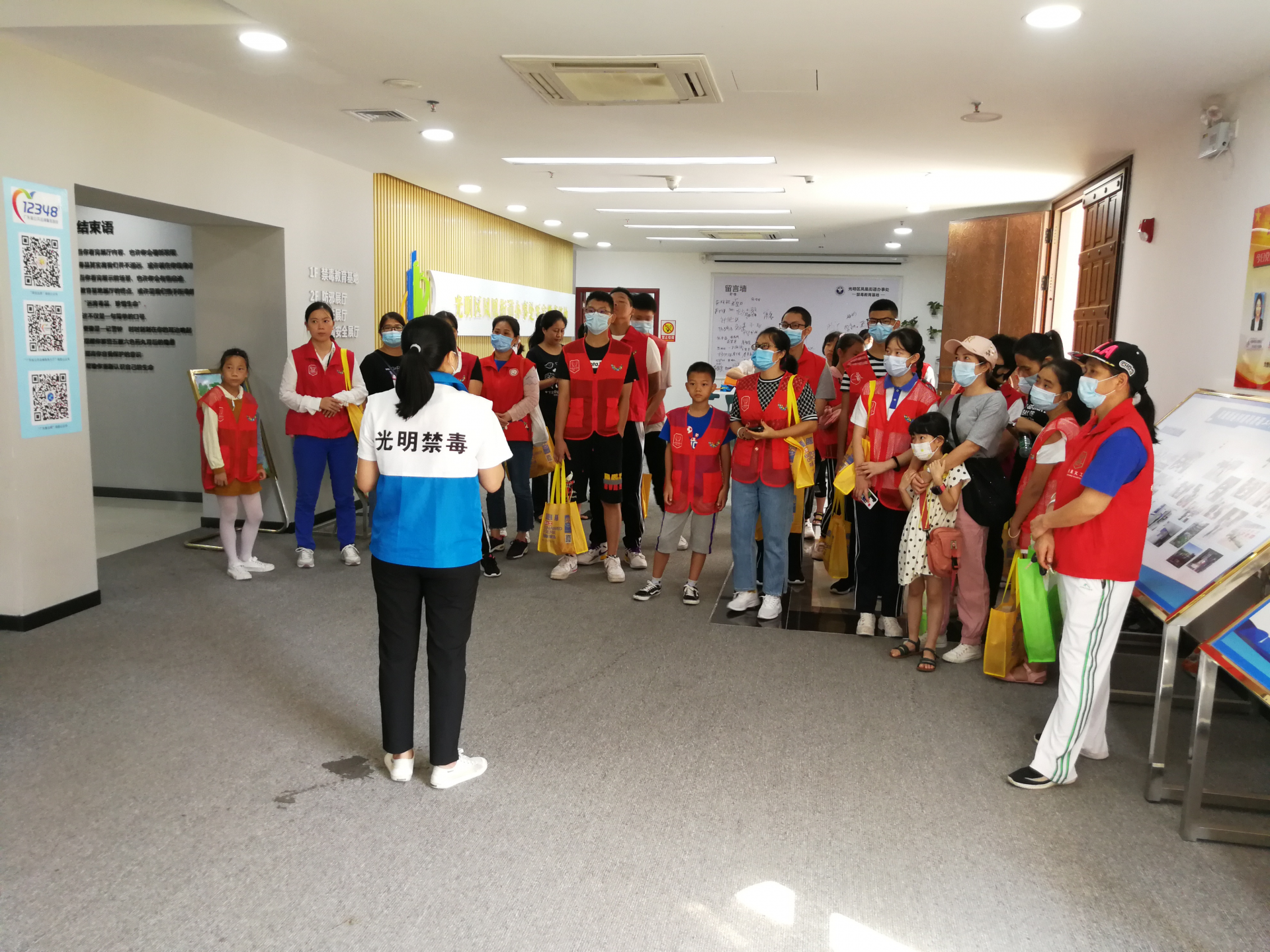 共创“无毒社区”！凤凰街道组织千余名师生居民学习禁毒知识    