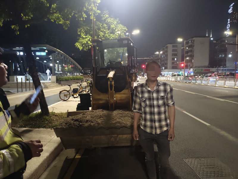 深圳交警查获我市首宗醉酒驾驶铲车违法上路！