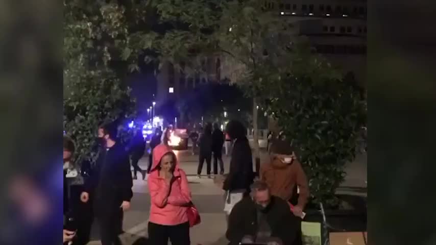 音乐的力量！西班牙街头钢琴家在暴乱中演奏