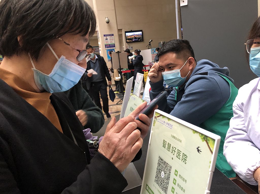 国家卫健委：绝不能让老年人因智能技术挂不上号、看不成病