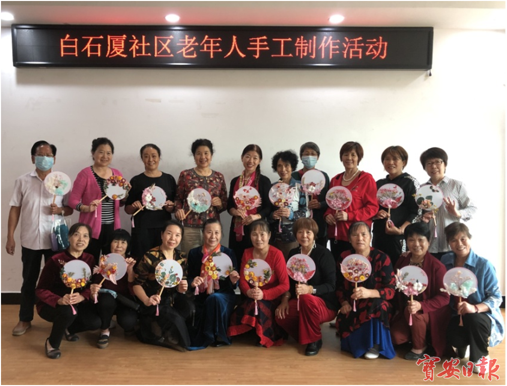 福永白石厦社区：开展老年人花艺团扇制作活动