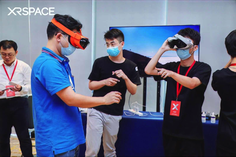 全球首款5G VR终端在深圳发布 用户可在虚拟世界进行VR社交 
