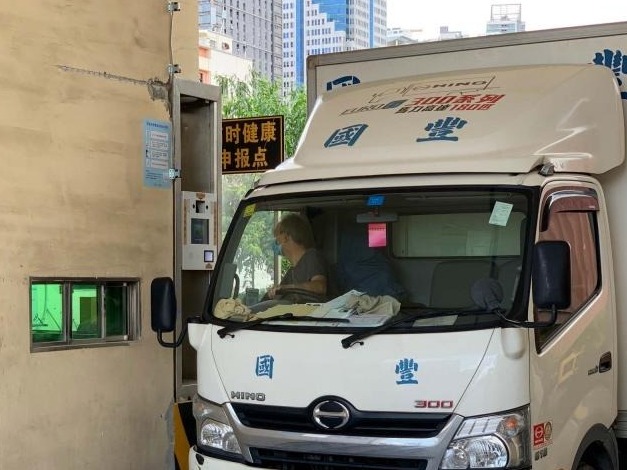 皇岗口岸启用“驾驶员智慧验放设备”，监控更及时通关更高效