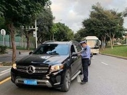 奔驰司机吊销驾驶证后依然开车 司机：我是帮老婆开车