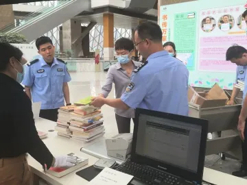 捐一本好书 赠一份真情：皇岗边检民警积极参与深圳读书月活动
