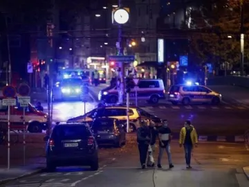 维也纳恐袭至少一枪手在逃，奥地利总理：嫌疑人“训练有素”