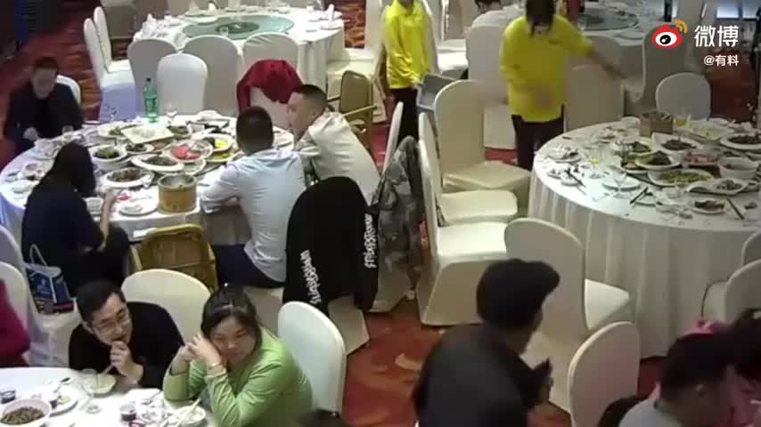 男子佯装新人亲属婚宴蹭吃蹭喝 还偷钱 已被刑事拘留