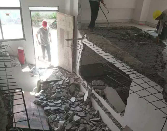 一房东涉嫌违法加改扩建 坪地坚决拆除  
