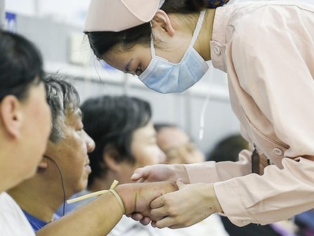 龙华开展80学时养老护理员培训  