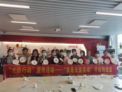 黄贝岭社区举办手绘陶瓷盘活动