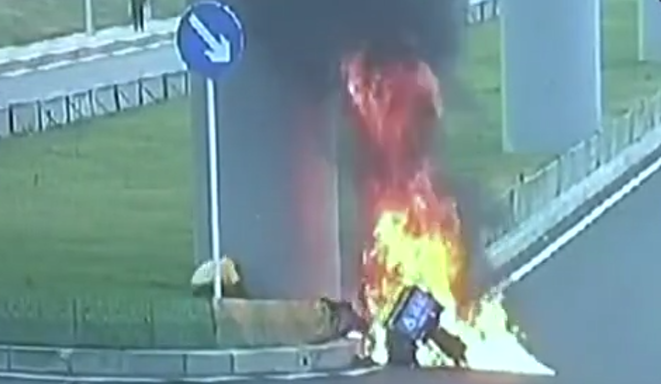 摩托车爆燃骑手昏迷 送餐员火中救人