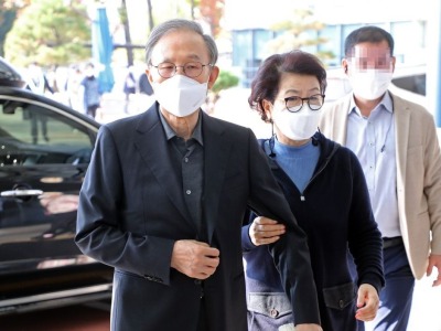 韩国前总统李明博今日入狱：乘车离开住宅，家门口被挤爆