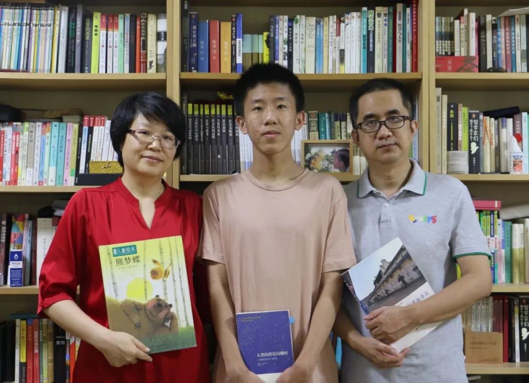 深圳这户家庭获评广东十大优秀书香之家，快来围观~