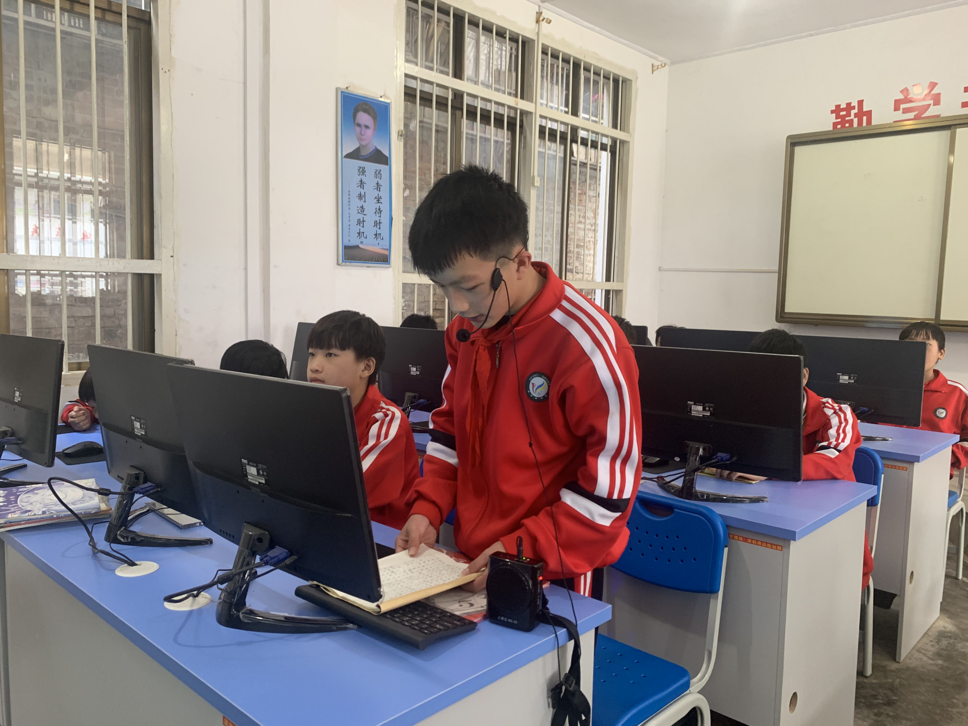 深圳湾边检站连线广西高岜小学开展“阅读分享”云课堂