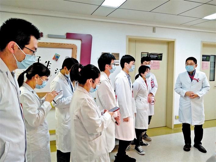 中山大学深圳校区医学院首批本科生进入临床见习