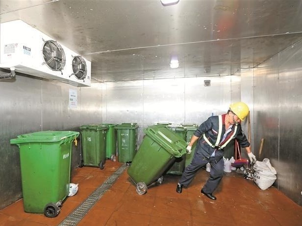 记者跟随厨余垃圾运输车发现：节假日餐饮浪费会比平时重一些