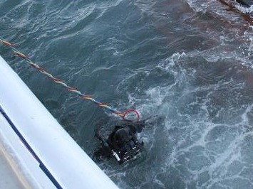 山东威海一渔船被撞发生翻扣 已致3人死亡 