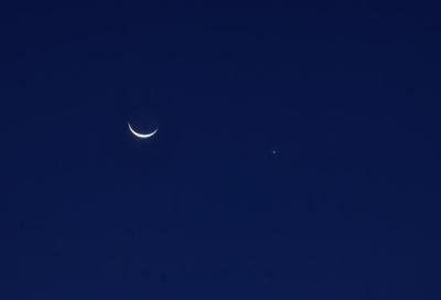 美！今晨北京出现浪漫天象“金星合月”“新月抱旧月”
