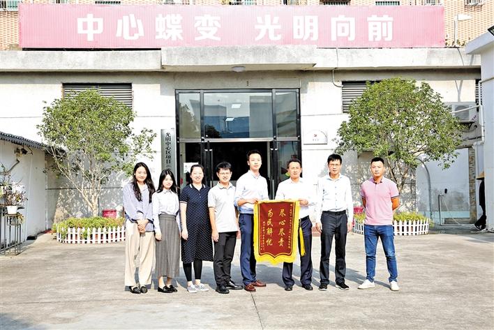 （重）光明街道坚持“暖心拆迁”，企业代表为中心区项目指挥部送锦旗表谢意