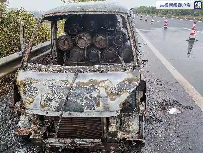 心惊！小车高速路上自燃，车内还运载37个煤气罐