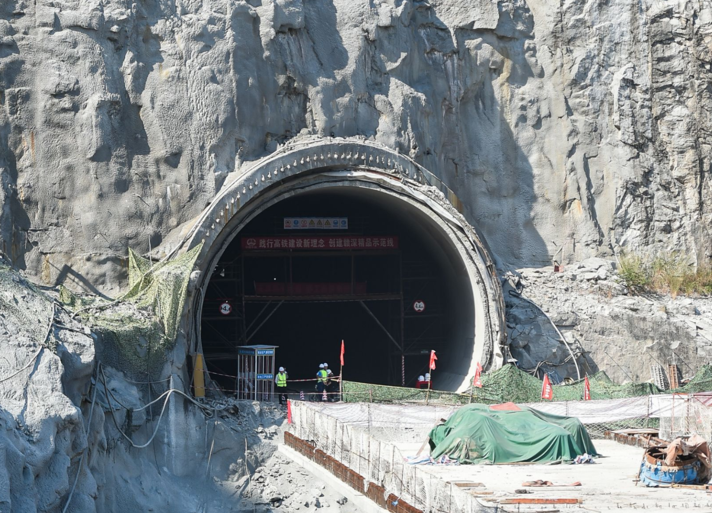 全国首例高铁隧道上方新建一条高铁隧道——伯公坳隧道已顺利贯通