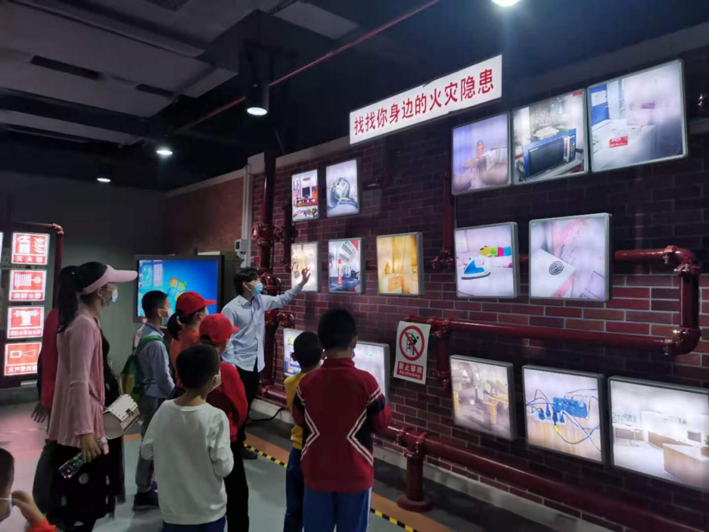 草埔西社区开展志愿者安全教育亲子活动