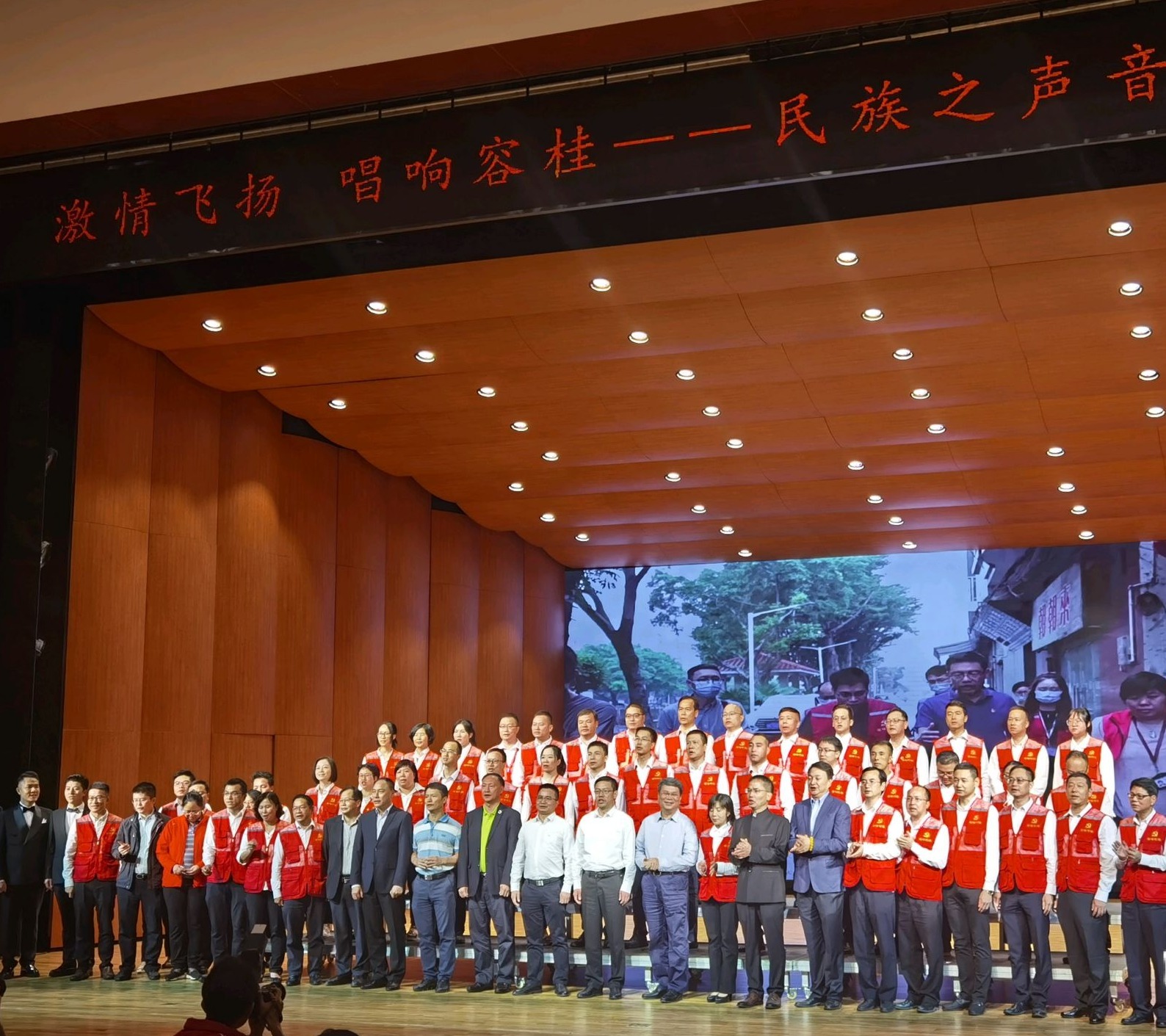 容桂村改铁军和全场观众合唱《我们走在大路上》，激情澎湃，振奋精气神。蒋晓敏 摄