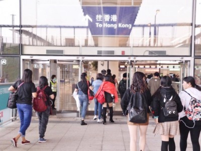 香港“回港易”系统首日接受近9千人预约回港