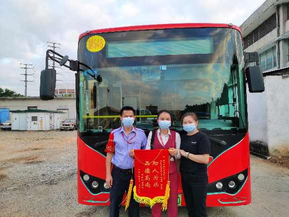 痴呆老人出门误上车，深圳公交人及时发现护送回家