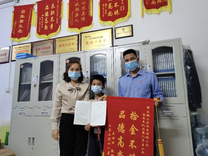 极速真探｜深圳一司机做了件“暖心”事后，小学生追到车队送感谢信