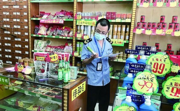 市市场监管局工作人员正在核对发热咳嗽药品数量。 西江日报记者 王永强 摄