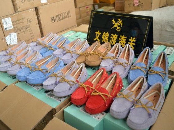 文锦渡海关查获470双侵权“UGG”鞋