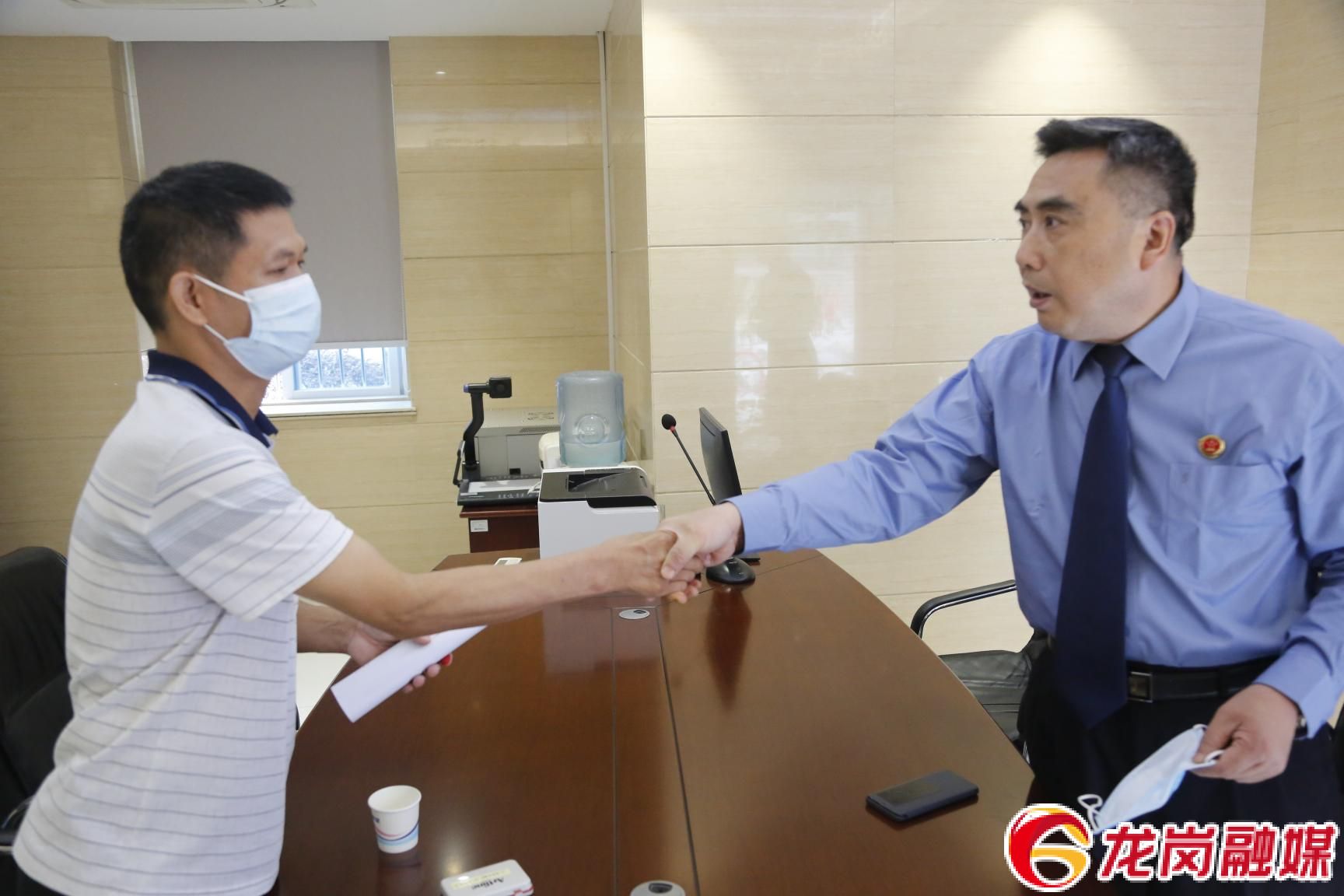 温情一幕！检察长把这封司法救助决定书递到了当事人手上