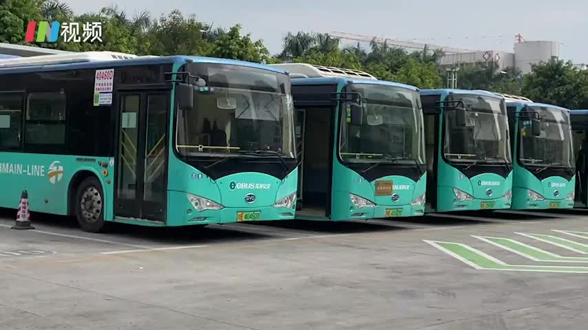公交上乘客饿晕倒下，深圳司机果断停车救人