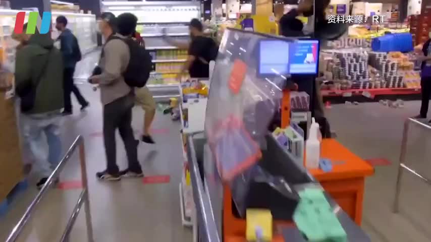 巴西抗议者打砸家乐福超市