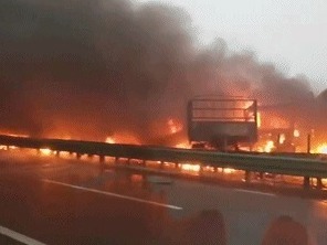 陕西包茂高速一路段43辆车相撞：团雾导致，已造成3死6伤