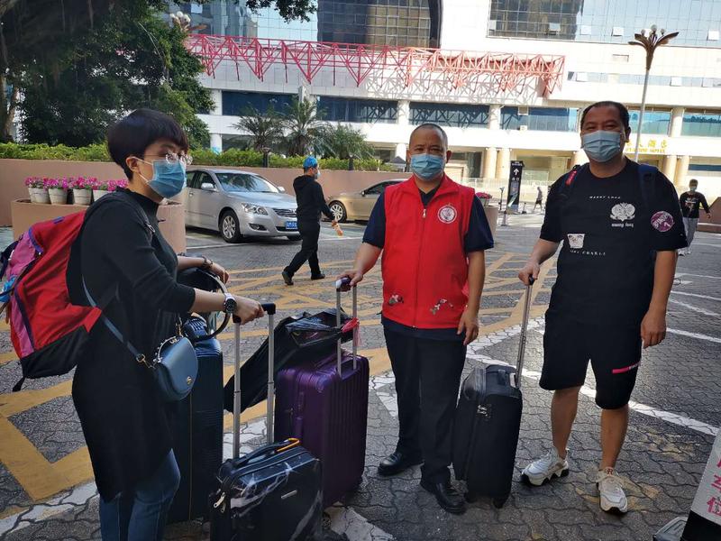 长岭社区三位一体工作人员为小区居家隔离人员带去温暖