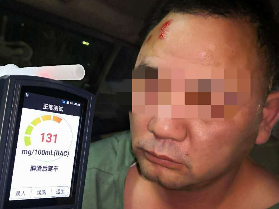 路遇交警查车不停反加速，禅城一醉酒男冲卡被抓