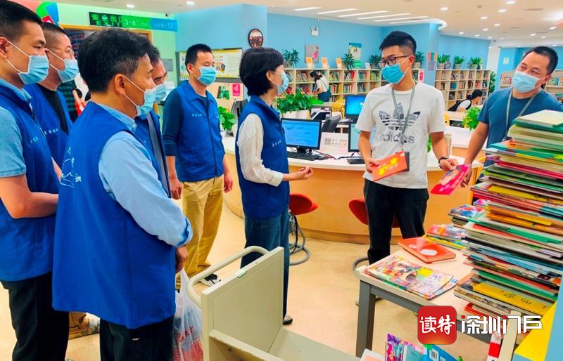 深圳读书月，图书馆来了一群“蓝马甲”义工