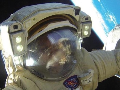 宇航员为国际空间站裂缝打补丁：漏气速度加快，疑遭陨石撞击