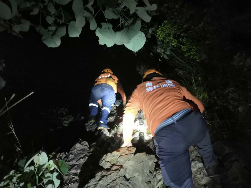 “任性驴友”登山被困14小时获救  登山穿越切记量力而行！