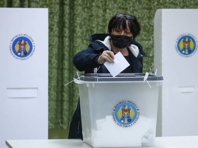 摩尔多瓦举行第二轮总统选举，马娅•桑杜领先现任总统多东