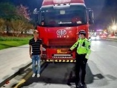 深圳一男子花2万8买了本驾驶证，结果一上路就被警方抓了