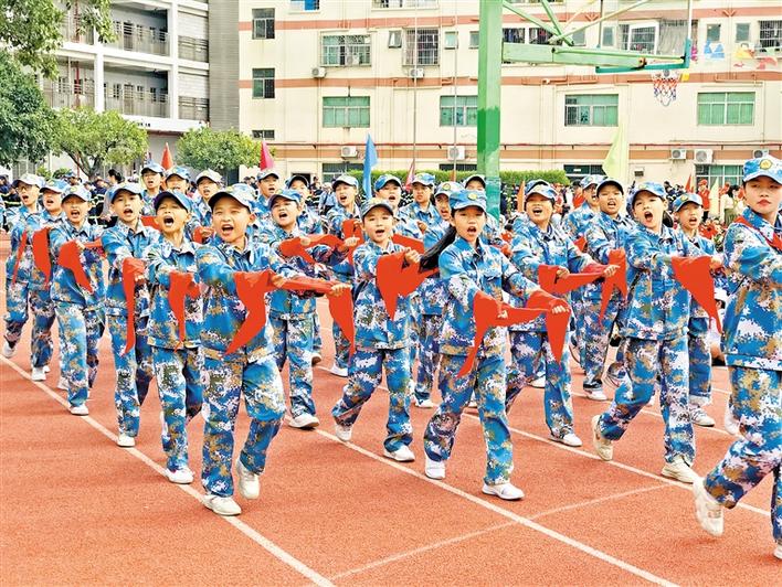 精华学校学子身穿迷彩服亮相体育节  