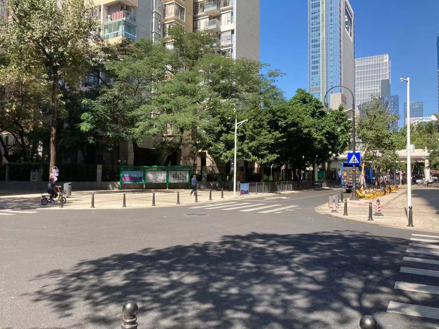 福新小学附近路口缺红绿灯和警示标识，市民呼吁尽快完善相关设施