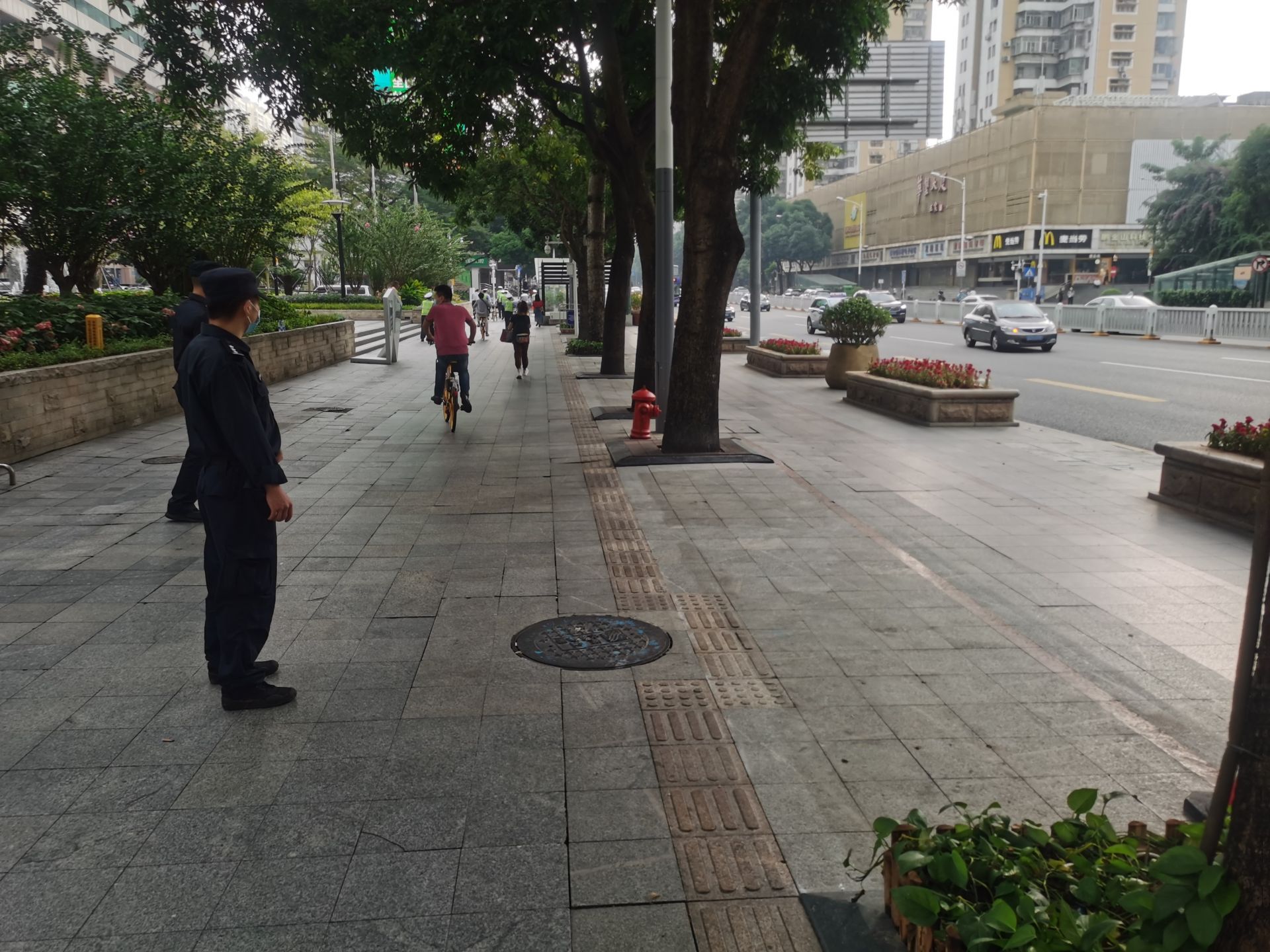 拒绝“添堵”共建文明交通  